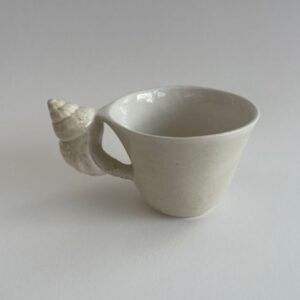 Ceramic mug with seashell handle